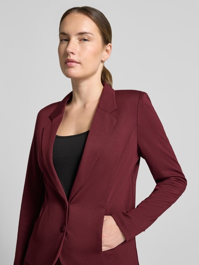 Frauenmodel trägt Slim Fit Blazer mit Viskose-Anteil Modell 'NANNI' von FREE/QUENT in Dunkelrot, glatte Textur, Nahaufnahme Oberkörper.