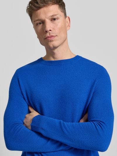 Männermodel trägt Strickpullover aus Wolle-Kaschmir-Mix von Christian Berg Men in Blau, Slim-Fit, Rundhalsausschnitt, Nahaufnahme Oberkörper.