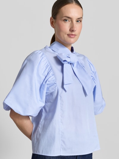 Frauenmodel trägt Bluse mit Schluppe und Ballonärmeln von Rich & Royal in Hellblau, Reine Baumwolle, Gerader-Schnitt, Nahaufnahme Oberkörper.