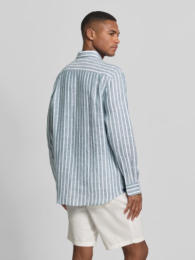 Męski model nosi Slim Fit Freizeithemd aus reinen Leinen od Christian Berg Men w biało-niebieskie paski, koszula z lnu, krój slim fit, kołnierzyk typu button down, listwa guzikowa, z długim rękawem, sportowe mankiety, długość tyłu w rozmiarze M: 79 cm, szerokość w rozmiarze M: 48 cm, długość rękawów w rozmiarze M: 65 cm, całkowity widok z tyłu.