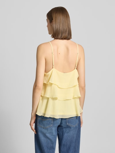 Frauenmodel trägt Regular Fit Trägertop mit Volants Modell 'LINN' von Only, Optik: Unifarben, V-Ausschnitt, Spaghettiträger, Ganzkörperansicht Rückansicht.