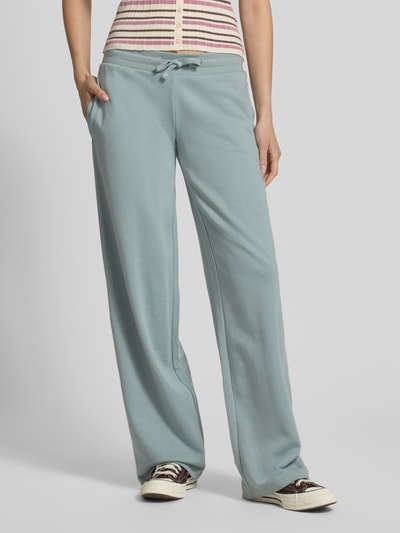 Vrouwenmodel draagt Straight Fit Sweatpants met tunnelkoord van REVIEW in lichtblauw katoenmix, dames sweatpants, straight fit, elastische band, tunnelkoord, binnenbeenlengte maat S 85 cm, detailopname voorkant.