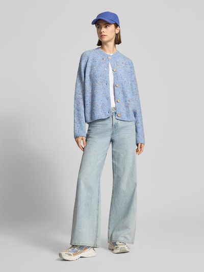 Vrouwenmodel draagt Oversized Strickjacke aus Schurwoll-Mix van Marc O'Polo, blauw gemêleerd, abstract patroon, oversized fit, lange mouw, geribde boorden, knoopsluiting, crew neck, gebreide textuur, unicolor, Ganzkörperaanzicht van voren.