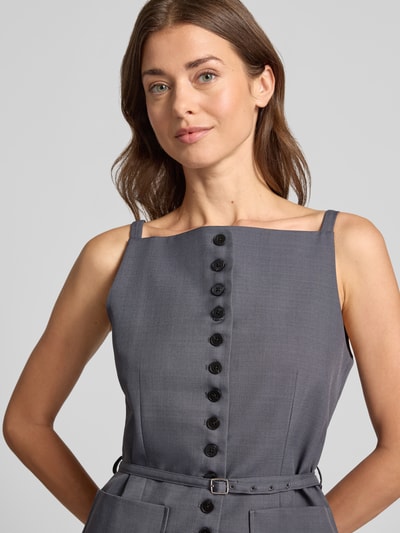 Vrouwenmodel draagt bodywarmer met opgestikte zakken Model 'Helly' van Samsøe Samsøe, elastische materiaalmix, getailleerde pasvorm, knoopsluiting, tailleriem, ruglengte maat S 58 cm, schouderbreedte 31 cm, borstwijdte 44 cm, detailopname bovenlichaam.