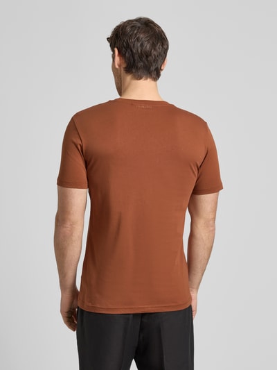 Männermodel trägt Regular Fit T-Shirt mit Motiv-Print von Antony Morato in Braun, Baumwoll-Mix, Rundhalsausschnitt, Rückenlänge 64 cm, Ganzkörperansicht Rückansicht.