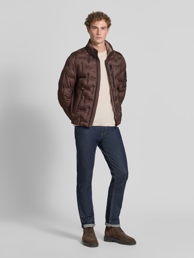 Männermodel trägt Regular Fit Bomberjacke mit reflektierenden Details von Tom Tailor in Dunkelbraun, kombiniert mit Jeans, Ganzkörperansicht von vorne, Herren Bomberjacke / Blouson.