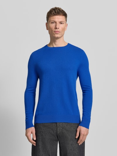 Männermodel trägt Strickpullover aus Wolle-Kaschmir-Mix von Christian Berg Men in Blau, Slim-Fit, Rundhalsausschnitt, Ganzkörperansicht von vorne.