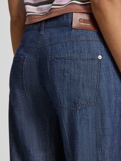 Frauenmodel trägt Loose Fit Jeans aus reiner Baumwolle Modell 'AIMEE' von Cambio, dunkelblauer Denim mit Label Patch und Gesäßtaschen, Detailaufnahme Rückansicht.