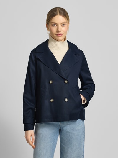 Frauenmodel trägt Jacke aus Lyocell-Mix von MORE & MORE, dunkelblau, doppelreihig, Reverskragen, Eingrifftaschen, Ganzkörperansicht von vorne