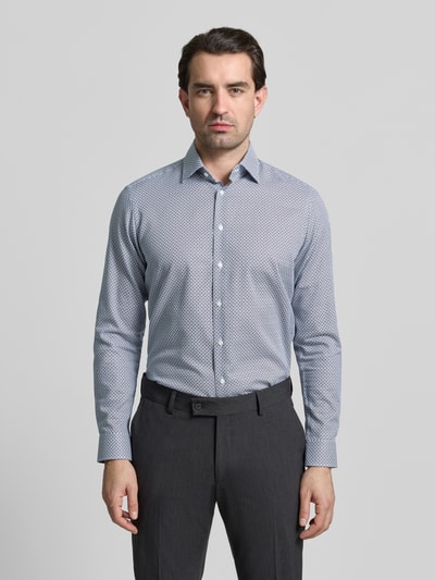 Männermodel trägt Regular Fit Business Hemd aus Baumwolle mit Kentkragen von Christian Berg Men, dezentes Muster, Ganzkörperansicht von vorne