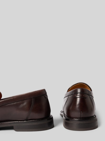 Produktfoto, Loafers aus Leder mit Label-Prägung Modell 'Lozham' von Gant in Dunkelbraun, abgerundete Form, Flecht-Optik, strukturierte Sohle, Absatzhöhe 3 cm, Schafthöhe 7 cm, Schaftweite 6 cm