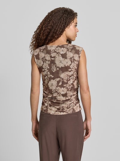 Frauenmodel trägt T-Shirt mit Raffungen und Rundhalsausschnitt von Jake*s Collection im floralen Muster, Material-Mix mit Stretch-Anteil, körpernaher Schnitt, Rückenlänge bei Größe 38: 62 cm, Ganzkörperansicht Rückansicht.
