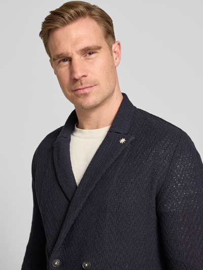 Männermodel trägt Slim Fit Sakko mit Reverskragen von Manuel Ritz aus Reine Baumwolle, Zweireiher, Struktur, Nahaufnahme Oberkörper. Rückenlänge 75 cm, Schulterbreite 40 cm, Ärmellänge 61 cm, Farbe dunkelblau, AufgesetzteTaschen.