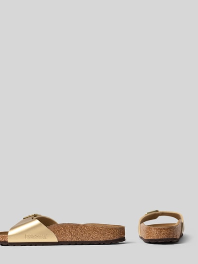 Produktfoto, goldfarbener Slipper mit offener Ferse Modell 'Madrid' von Birkenstock, abgerundete Passform, Logo-Detail, 3 cm Absatzhöhe, Damen