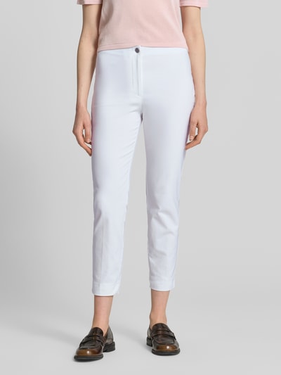 Frauenmodel trägt Slim Fit Stoffhose in verkürzter Passform von Christian Berg Woman, weiß, glatter Baumwoll-Mix, Ganzkörperansicht von vorne.