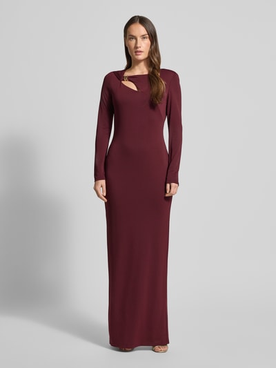 Frauenmodel trägt Abendkleid mit Cut-Out und Knotendetail Modell 'BURLINCE' von Lauren Ralph Lauren, Material-Mix mit Stretch-Anteil, gerader Schnitt, bordeaux, Ganzkörperansicht von vorne.