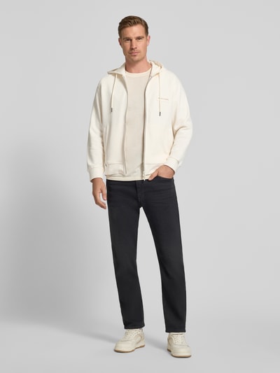Männermodel trägt Sweatjacke mit Zweiwege-Reißverschluss Modell 'FELPA' von ARMANI EXCHANGE aus Baumwoll-Mix in Relaxed-Fit, Eingrifftaschen, Kapuze, Label-Detail, Rückenlänge 67 cm, Ärmellänge 58 cm, ganzkörperansicht von vorne.