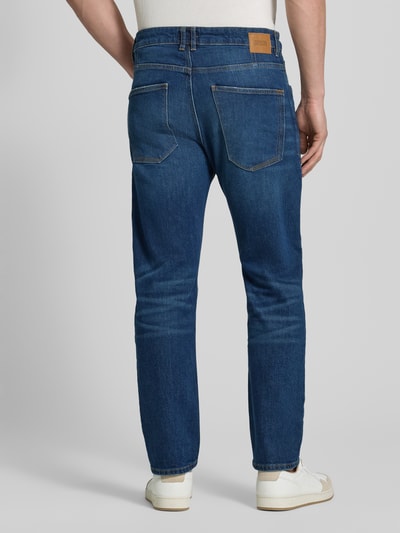 Männermodel trägt Jeans mit Eingrifftaschen Modell 'HIGHT' von Drykorn, Baumwoll-Elasthan-Mix, Regular-Fit, Rückansicht, Herren