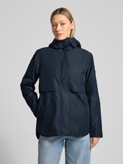 Vrouwenmodel draagt Regular Fit Funktionsjacke met kap Kapmodel 'Elsa' van Didriksons in donkerblauw, glad oppervlak, steekzakken, geheel vooraanzicht. Ruglengte maat 36: 74 cm, schouderbreedte: 42 cm, borstwijdte: 37 cm, mouwlengte: 63 cm.