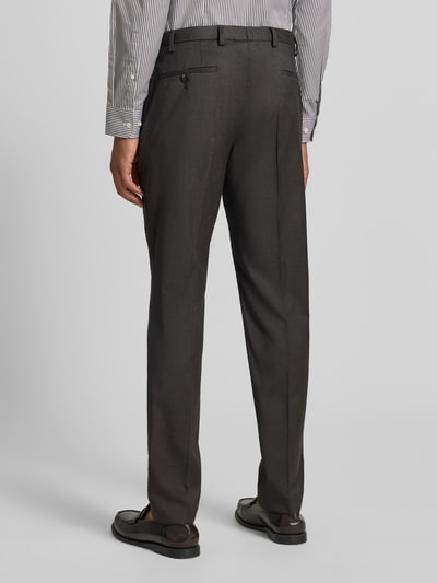 Mężczyzna nosi Slim Fit Anzughose mit Bügelfalten Modell 'Move Apollo' od DIGEL, mieszanka żywej wełny i elastanu, krój slim fit, kanty, kieszenie z tyłu, szerokość w rozmiarze 50: 35 cm, długość wewnętrzna nogawki w rozmiarze 50: 80 cm, kolor ciemnoszary, gładka tekstura, widok całej sylwetki z tyłu.