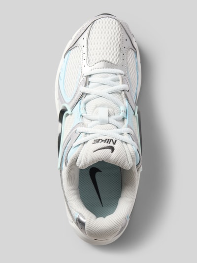 Produktfoto, Sneaker mit Logo-Patch von Nike in Weiß mit hellblauen Akzenten, Mesh- und Glattleder-Textur, Damen Sneaker von Nike
