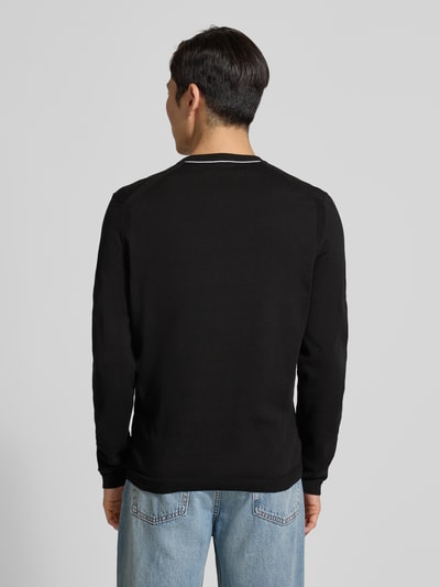 Männermodel trägt Regular Fit Strickpullover aus reiner Baumwolle Modell 'EVER-X' von BOSS Green, Optik: Unifarben, Ganzkörperansicht Rückansicht.