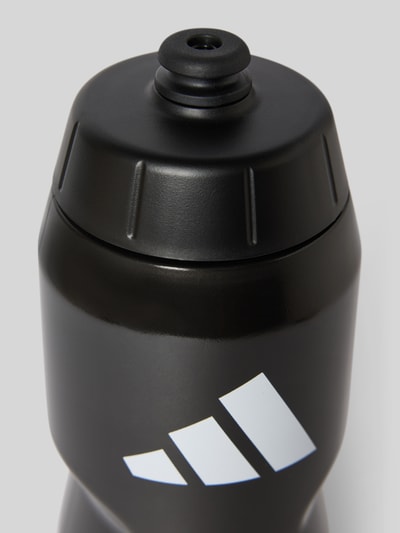 Productfoto, zwarte kunststof fles met wit logo, pull-top sluiting, matte textuur, Trinkflasche met logo-print model 'Tiro' van adidas Training, 0,75l.