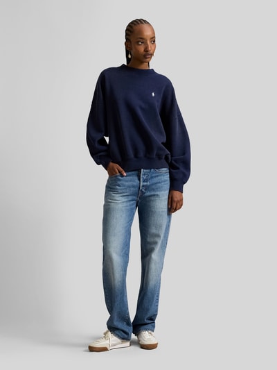 Vrouwenmodel draagt Oversized Sweatshirt aus Baumwoll-Mix van Polo Ralph Lauren, unikleurig, oversized fit, logo-stitching, lange mouwen, sweatstof, katoen-mix, geribde boorden, crew neck, voorkant full body shot.