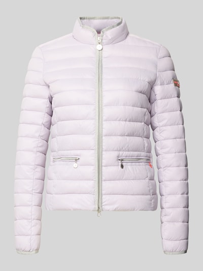 Produktfoto, Steppjacke mit Reißverschlusstaschen Modell 'SISTER JUDY' von Frieda & Freddies, krój slim fit, stójka, zamek, srebrne detale, długość tyłu w rozmiarze 36: 56 cm, szerokość ramion w rozmiarze 36: 41 cm, szerokość w biuście w rozmiarze 36: 47 cm, długość rękawa w rozmiarze 36: 61 cm, jasnofioletowa, matowa faktura, poziome przeszycia