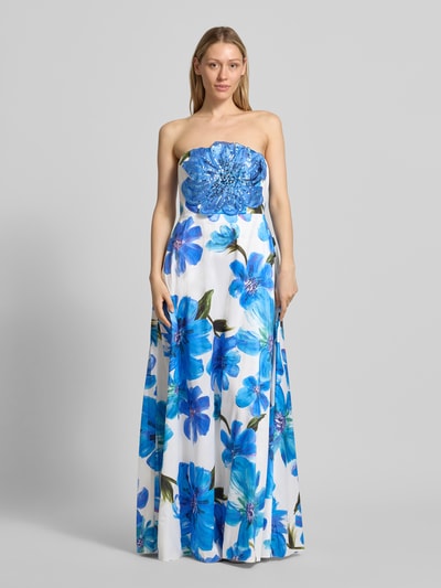Vrouwenmodel draagt Off-Shoulder-Kleid im Allover-Look met Pailletten van Adrianna Papell in blauwwitte bloemenprint, model in a-lijn, maxi-jurk, ruglengte maat 36: 124 cm, borstwijdte maat 36: 37 cm. Volledige lichaamsaanzicht voorkant.