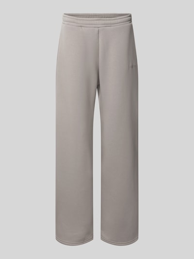 Produktfoto, Regular Fit Sweatpants mit Gesäßtasche von REVIEW in hellem Grau, Baumwoll-Mix, elastischer Bund, schlichte Textur