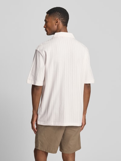 Männermodel trägt Relaxed Fit Poloshirt mit Strukturmuster Modell 'DALIBO' von HUGO, Optik: Unifarben, feines Strukturmuster, Kurzarm, reine Baumwolle, Jersey, Ganzkörperansicht Rückansicht.