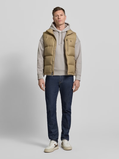 Männermodel trägt Relaxed Fit Hoodie mit Label-Stitching und Känguru-Tasche von Polo Ralph Lauren, Baumwoll-Mix, Ganzkörperansicht von vorne.