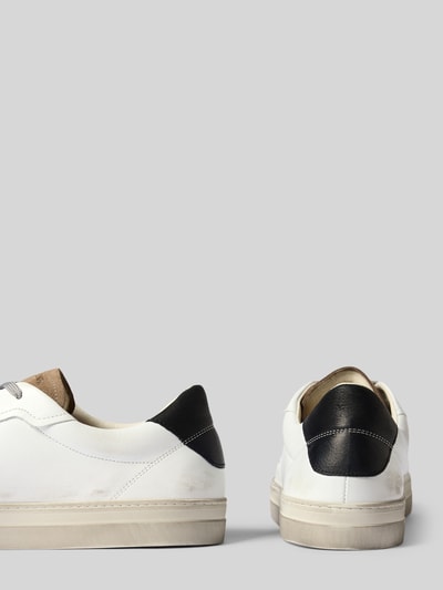 Produktfoto, Sneaker mit Motiv-Prägung von La Martina, abgerundete Form, strukturierte Sohle, Schnürverschluss, weiße Farbe mit schwarzen Akzenten, Label-Details, Absatzhöhe 3 cm, Schafthöhe 8 cm, Schaftweite 10 cm