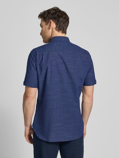 Männermodel trägt Regular Fit vrijetijdsoverhemd met button-downkraag van Christian Berg Men in puur katoen, borstzak, ruglengte maat M 78 cm, schouderbreedte 44 cm, mouwlengte 26 cm, donkerblauw met subtiele textuur, rugaanzicht, geheel lichaam.