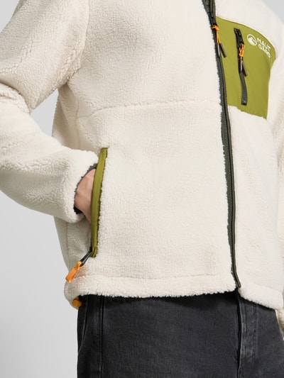 Mannenmodel draagt Regular Fit Fleecejacke mit Stehkragen van NAUTGÅRD, fleece, crème en olijfgroen, detailopname romp