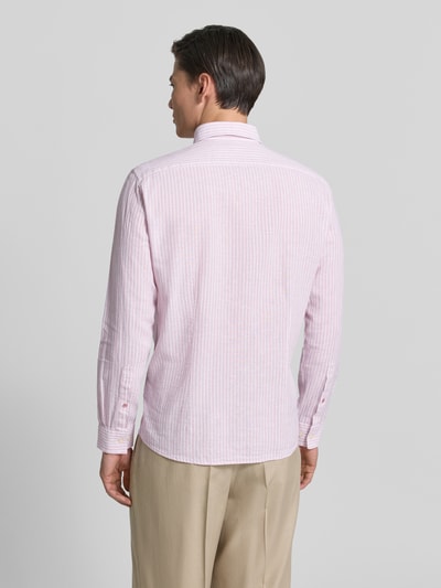 Männermodel trägt Slim Fit Freizeithemd aus Leinen-Mix Modell 'Stone' von CINQUE, pastellrosa, Knopfleiste, Rückenlänge 67 cm, Ganzkörperansicht Rückansicht. Baumwoll-Leinen-Mix mit Button-Down-Kragen, Langärmelig, Schulterbreite 43 cm, Ärmellänge 66 cm, Herren, feine Struktur, leichter Glanz.