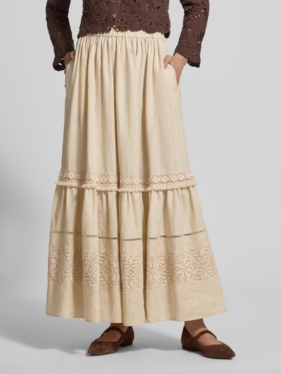Frauenmodel trägt ausgestellten Maxi-Rock aus reinem Leinen Modell 'PALLORE' von Weekend Max Mara in Beige mit Spitzenapplikation, Regular Fit, unifarben, geradem Saum und seitlichen Eingrifftaschen; Nahaufnahme Unterkörper.
