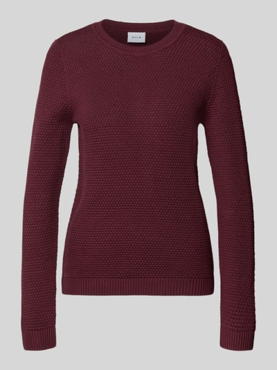 Produktfoto, Strickpullover mit Strukturmuster und Rundhalsausschnitt von VILA in Bordeaux, reine Baumwolle, Slim Fit, Modell dalo