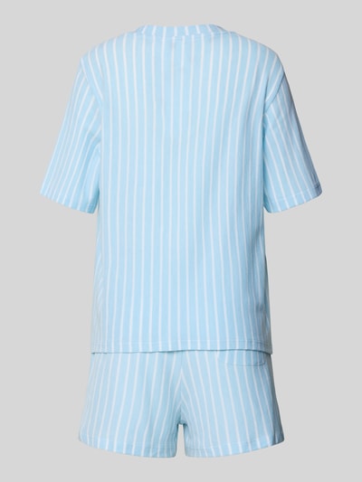 Frauenmodel trägt Relaxed Fit Pyjama aus Baumwoll-Modal-Mix von Polo Ralph Lauren in Hellblau mit weißen Streifen, kurzarm, elastischer Bund, Logo-Stitching, Weichtextur, Zweiteiler, Ganzkörperansicht Rückansicht.