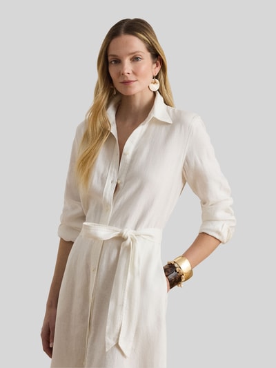 Frauenmodel trägt Regular Fit Hemdblusenkleid aus reiner Baumwolle von Lauren Ralph Lauren, unifarben, tailliert, Midi-Länge, Nahaufnahme Oberkörper.