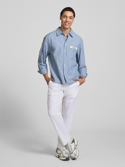 Männermodel trägt Hose aus mix van katoen en linnen model 'KANE' van Jack & Jones, regular fit, wit, met elastische band, binnenbeenlengte maat M 81 cm, bandwijdte maat M 41 cm, geheel op de voorgrond, ganzkörperansicht van voren.
