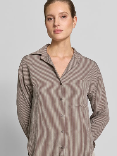 Frauenmodel trägt Regular Fit Langarmbluse aus Viskose-Mix von Marc O'Polo in Streifenoptik, Popeline, unifarben Two Tone, Nahaufnahme Oberkörper.