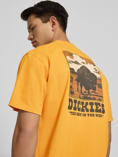 Męski t-shirt z bawełny, krój relaxed fit, model 'DARRTOWN' od Dickies z logo, okrągły dekolt, długość tyłu 72 cm w rozmiarze M, detal z tyłu, półzbliżenie pleców
