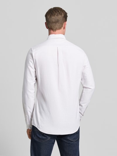 Männermodel trägt Tailored Fit Freizeithemd aus reiner Baumwolle Modell 'STRIPED OXFORD' von Barbour in Weiß mit feinem Strukturmuster, Optik:Allover-Muster, Button-Down-Kragen, durchgehende Knopfleiste, Label-Stitching, Langarm, Sportmanschette, Materialverarbeitung: Oxford, Ganzkörperansicht Rückansicht.