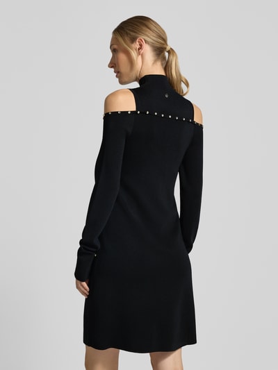 Kobiece model nosi sukienka mini z mieszanki wiskozy Liu Jo White, dopasowany krój, stójka, z długim rękawem, obszycie ozdobnymi kamieniami, wycięcia, Model 'Abito Maglia Corto', kolor czarny, gładka tekstura, widok całej sylwetki od tyłu.