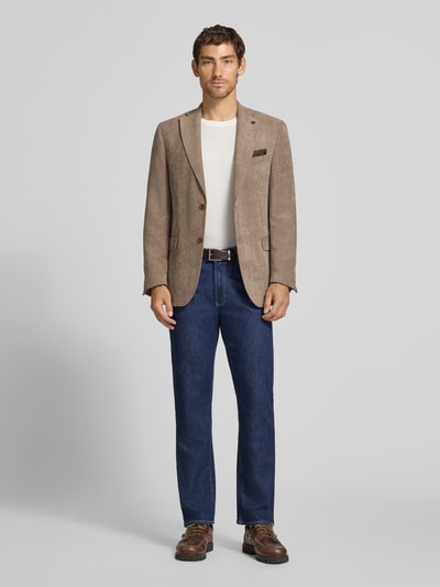 Männermodel trägt Sakko mit Pattentaschen und Reverskragen Modell 'Theo' von Carl Gross in Beige, Cord, Regular Fit, Ganzkörperansicht von vorne.