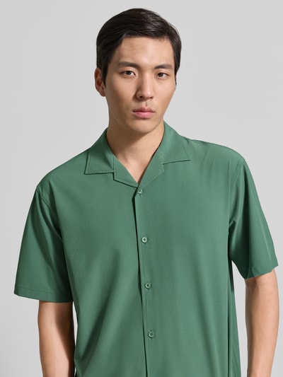 Männermodel trägt Regular Fit Freizeithemd mit Reverskragen von MCNEAL, fein strukturiert, Grün, Material-Mix mit Stretch-Anteil, Nahaufnahme Oberkörper.