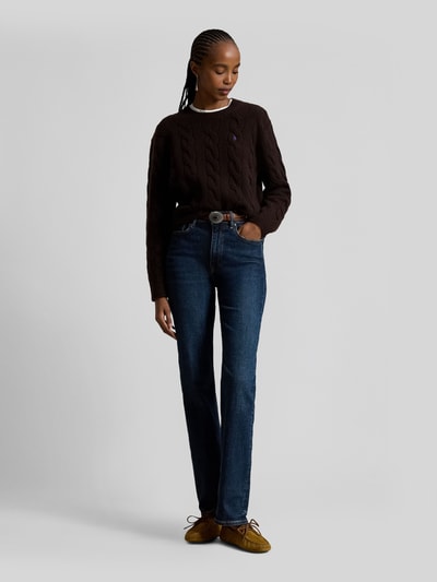 Frauenmodel trägt Regular Fit Strickpullover aus Woll-Kaschmir-Mix von Polo Ralph Lauren in Dunkelbraun, grobe Zopfstrickstruktur, Ganzkörperansicht von vorne, Damen Strickpullover von Polo Ralph Lauren.