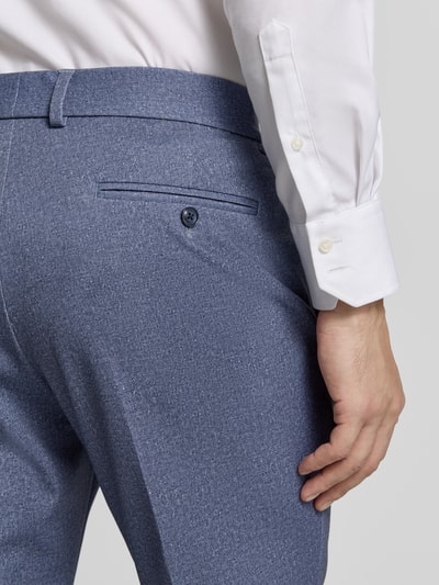 Männermodel trägt Stoffhose mit Gesäßtaschen von Christian Berg Men in blau, rechte Gesäßtasche mit Knopf, detailaufnahme Rückansicht, gerader schnitt, bundfalten, französische eingrifftaschen, knopf- und reißverschluss, bundweite maat 50: 35 cm, binnenbeenlengte maat 50: 82 cm